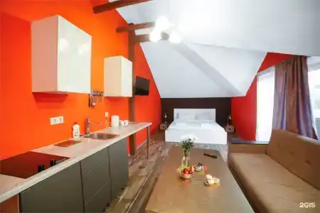 Avia House - 102