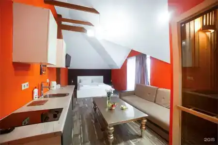 Avia House - 100