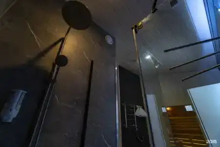 Барнхаус у озера с панорамным остеклением - 9