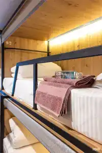 M&DHost - 221
