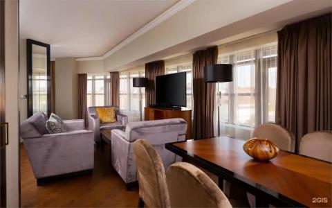 DoubleTree by Hilton - 105