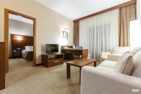 Холидэй Инн - 102