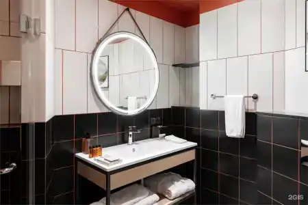 Hampton by Hilton - 10