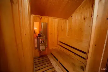Avia House - 106