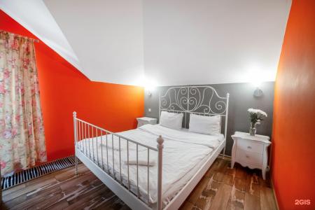 Avia House - 66