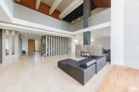 Современный коттедж с бассейном - 13