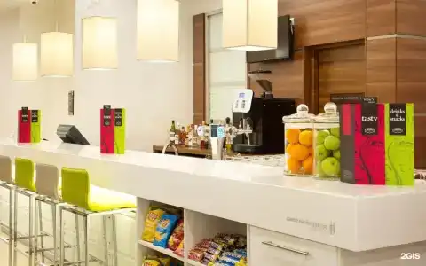 Hampton by Hilton - 4