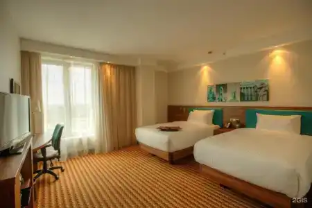 Hampton by Hilton - 11
