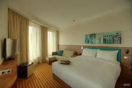 Hampton by Hilton - 9