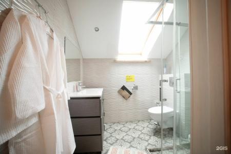 Avia House - 81