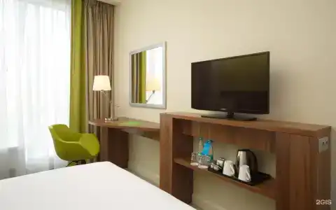 Hampton by Hilton - 13