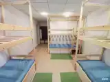 Кровать в 8-местном общем номере ВЕРХНИЕ