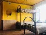 Кровать в общем номере с красивым видом из окна