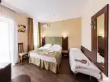 Трехместный номер с двуспальной и односпальной кроватью