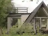 Уникальный треугольный домик c балконом и камином