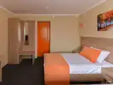 Стандартный двухместный номер с одной кроватью и санузлом на два номера