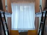 Кровать в общем номере с видом на город