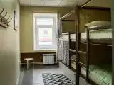 Кровать в общем номере (женский номер) с красивым видом из окна