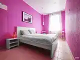 Отдельная комната с большой кроватью