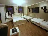 Номер люкс с 2 односпальными и 1 двуспальной кроватью