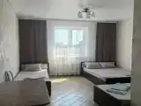 Четырехместный номера с одной двуспальной и двумя односпальными кроватями