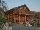 ШАЛЕ с тремя спальнями и гостиной с камином