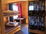 Кровать в общем номере с красивым видом из окна