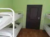 Кровать в общем номере (женский номер) с красивым видом из окна