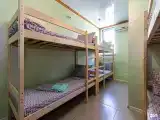 Кровать в 6-местном общем мужском номере (нижний ярус)