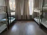 Кровать в 8-местном общем женском номере