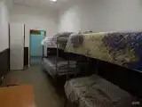 Кровать в общем номере с красивым видом из окна