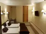 Двухместный номер Стандарт с 2 односпальными кроватями в цоколе без окон