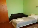 Стандартный двухместный номер с двумя отдельными кроватями и общей ванной комнатой