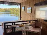Дом на воде с панорамным окном и бочкой фурако