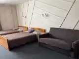 Двухместный номер с двумя раздельными односпальными кроватями и диваном