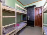 Кровать в 4-местном общем женском номере (нижний ярус)