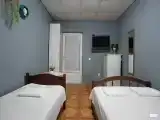 Бюджетный трехместный номер с двумя раздельными кроватями без собственного санузла