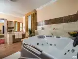 Двухкомнатное жилье с джакузи