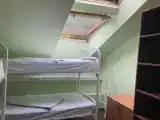Кровать в общем номере (мужской номер) с красивым видом из окна