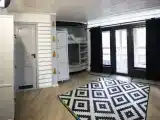 Кровать в общем номере с красивым видом из окна