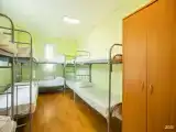 Кровать в общем номере с красивым видом из окна