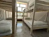 Кровать в 8-местном общем мужском номере