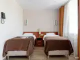 Трехместный номер с двумя кроватями и креслом категории «Делюкс»