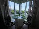 Трёхместный коттедж с красивым видом из окна