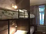 Кровать в общем номере (мужской номер) с красивым видом из окна