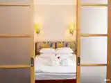 Люкс (2-х комнатный с одной двуспальной кроватью)