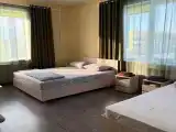 Номер стандарт с 1 односпальной и 1 двуспальной кроватью