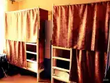 Кровать в общем номере (мужской номер) с красивым видом из окна