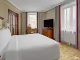Угловой люкс, с одной большой кроватью