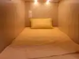 Кровать-капсула в номере для женщин